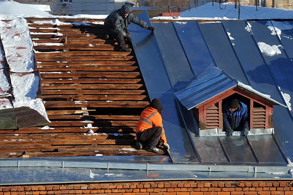 Дом крыша подмосковье ремонт. Крыши многоквартирных домов. Крыша зимой. Крыша пятиэтажки. Многоквартирный дом со скатной крышей.