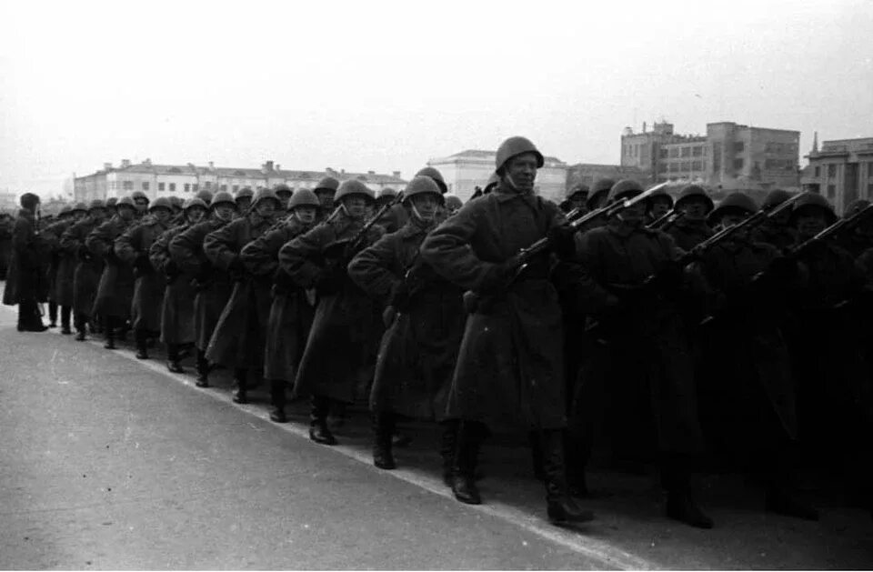 Парад 7 ноября 1941 Куйбышев. Парад Победы 7 ноября 1941 года в Куйбышеве. Парад на площади Куйбышева в Самаре 7 ноября 1941. Парад 7 ноября в Куйбышеве. Куйбышев в великую отечественную