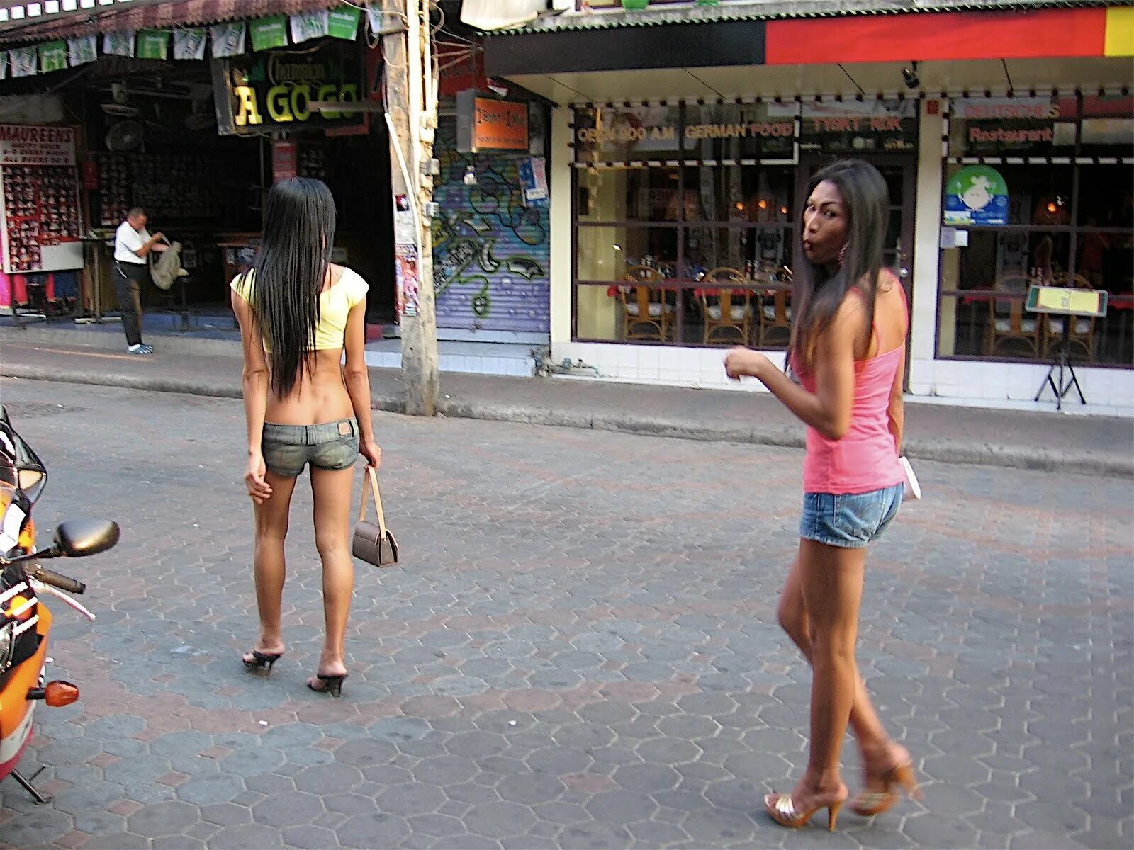 Тайку за деньги. Тайки на улицах Тайланда. Волкин стрит Тайланд проституция. Бангкок катои. Улица Уокинг-стрит в Паттайе.