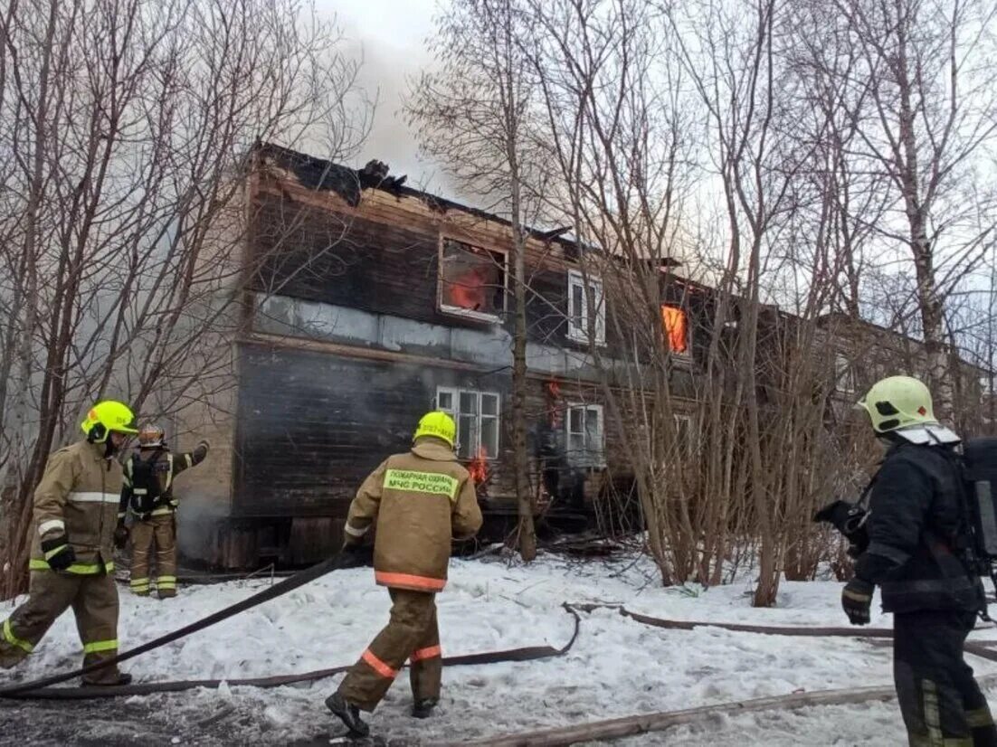 17 апр в 17 10. Пожар на улице Баумана в Архангельске. Пожары в жилых домах. Пожар в жилом доме. Пожар в двухэтажном многоквартирном доме.