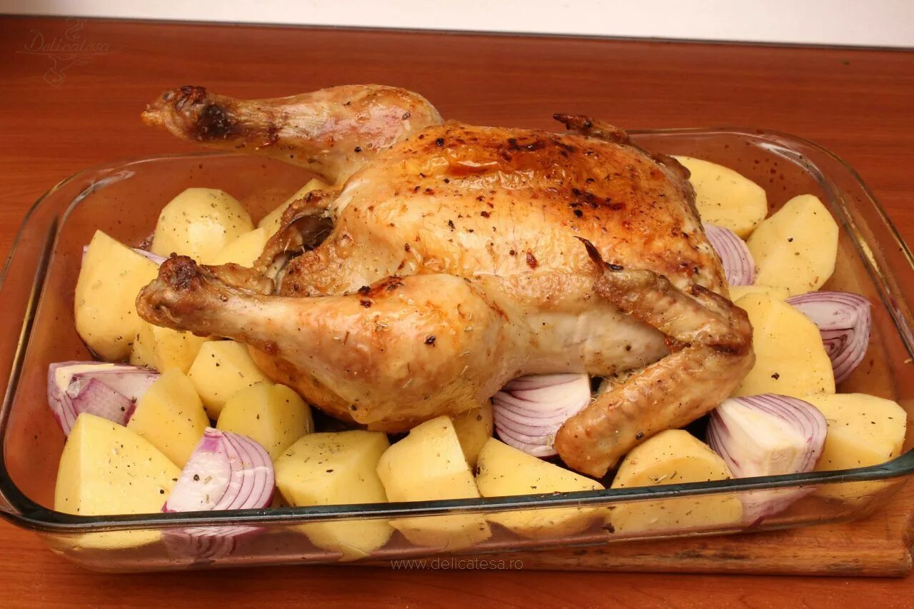 Замариновать курицу на ночь для запекания. Курица с картофелем в духовке на противне. Картошка с курицей на противне. Курица в духовке целиком с картошкой. Курица в духовке кусочками с картошкой.