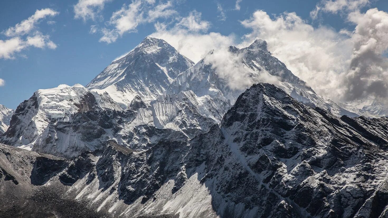 Самая высокая снежная гора. Гималаи Эверест. Тибет Гималаи Кавказ. Гора Джомолунгма. Снежная вершина горы Эверест.