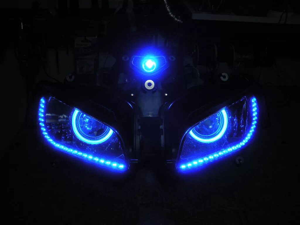 Devil eyes eyes speed. Falcon SPEEDFIRE ангельские глазки. Подсветка Yamaha r1 2014. Yamaha r1 неон. Ангельские глазки на Yamaha BWS.