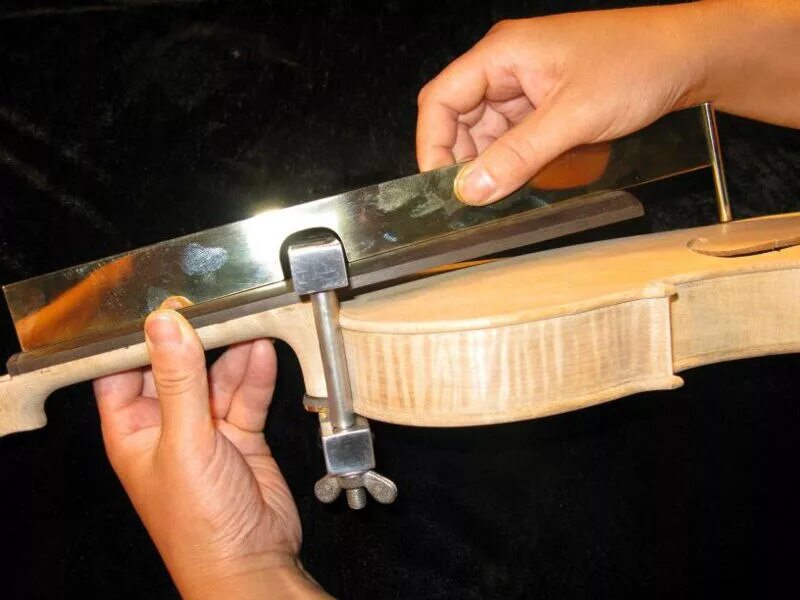 Изготовление скрипки. Инструменты Luthier. Приспособления для скрипки. Инструмент для изготовления скрипки. Вклеенный гриф электрогитары.
