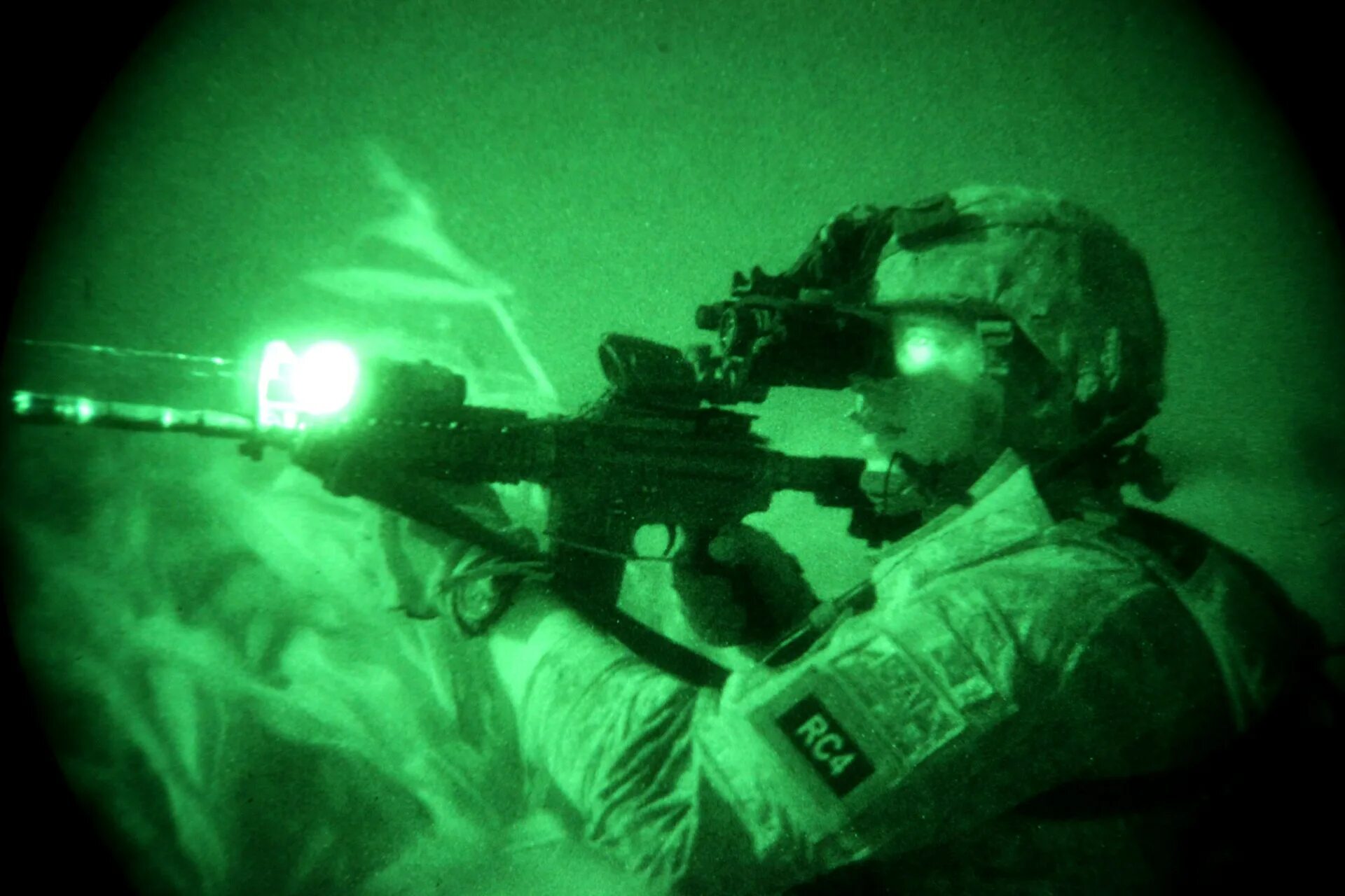 Night vision 2. Российский прицел ночного видения ПНВ. Прибор ночного видения военный ПНВ. Приборы ночного видения ССО. Прибор ночного видения GPNVG-18 спецназ.