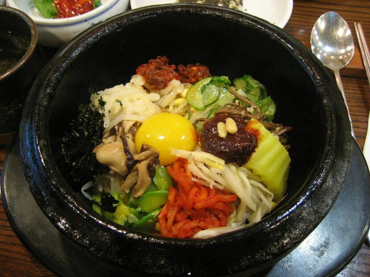 Корейский ужин. Пибимпап корейское блюдо. Южная Корея пибимбап. Корейская кухня Бибимбап. Кухня Южной Кореи пибимпаб.