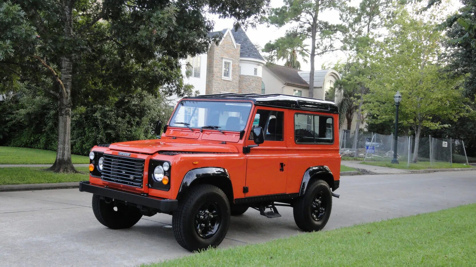Ленд ровер х. Land rover defender 90 оранжевый. дефендер 1987. ленд ровер дефендер 90 1987. land rover d90 1987 года выпуска фото тех лет.