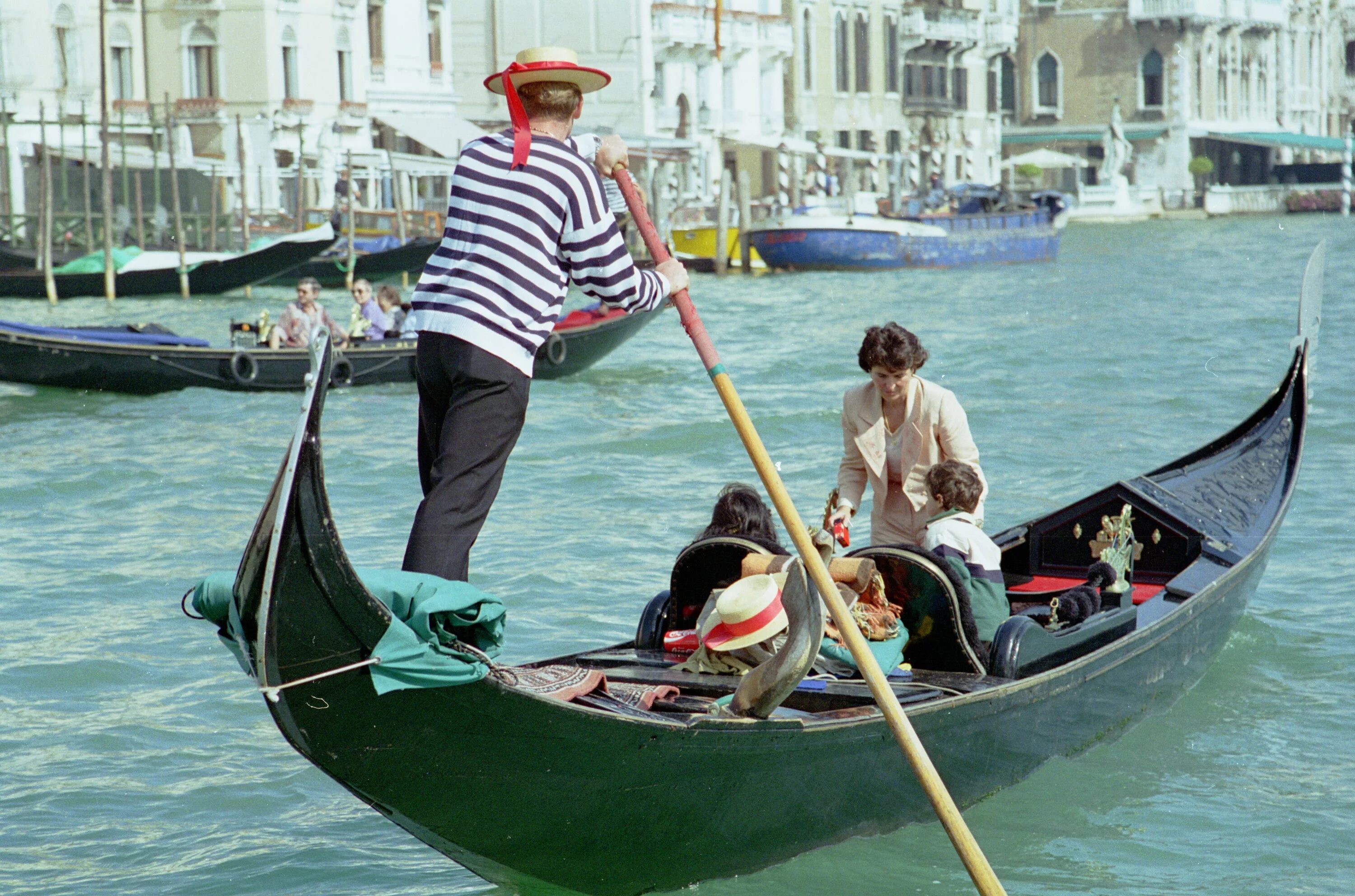 Можно ли ездить на лодке. Италия Венеция гондолы. Венеция гондолы и гондольеры. Италия гондольеры. Гондола и гондольер в Венеции.
