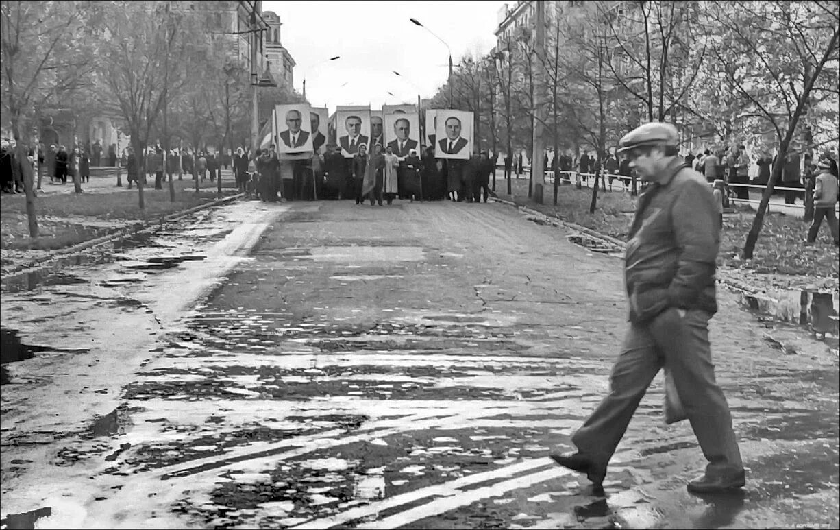 Террористические акты в ссср. Новокузнецк 80-е. СССР 1953 фото. Старая фотография идущий.