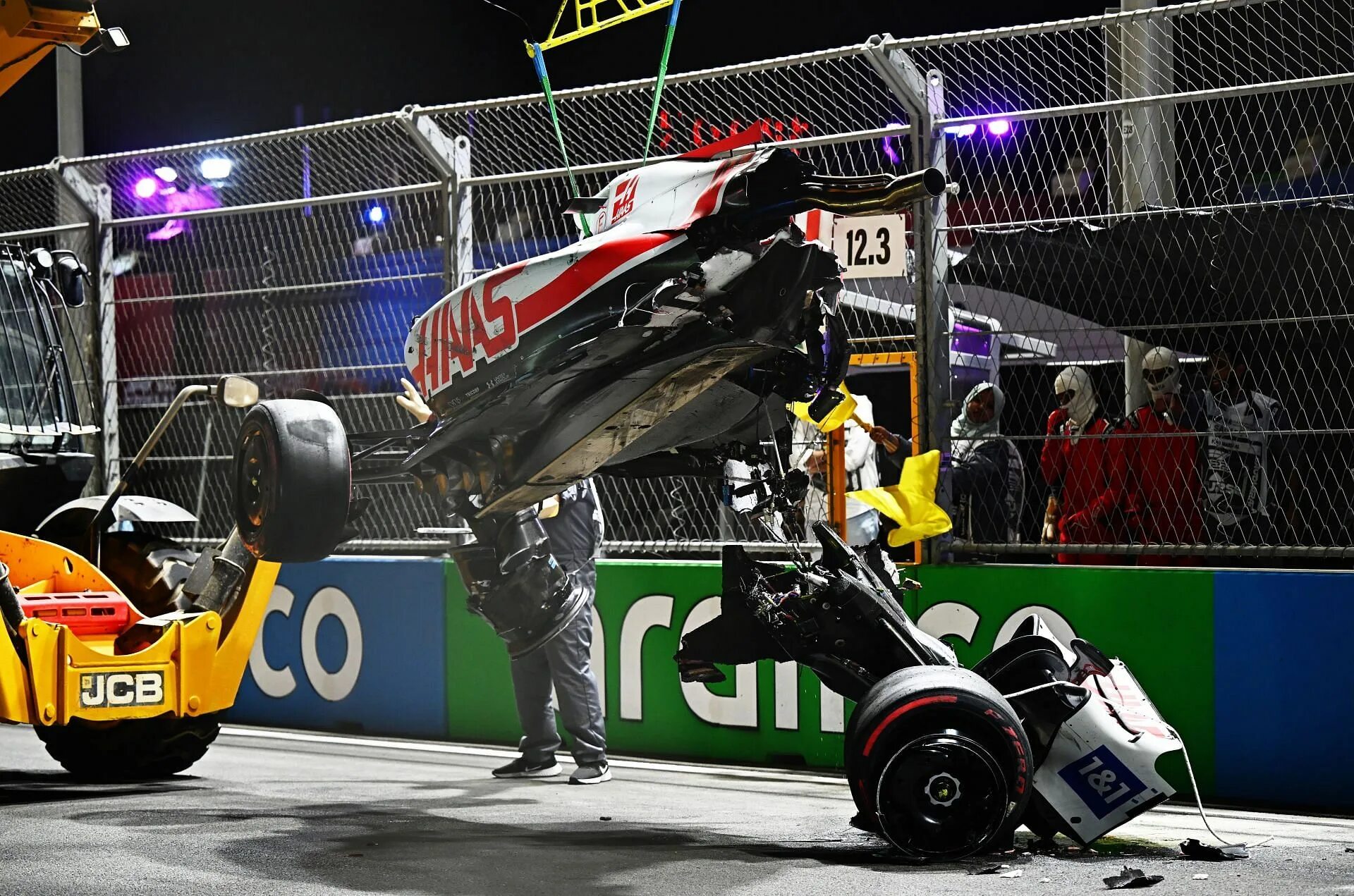 F1 саудовская аравия. Хаас ф1 2022. Ф1 Хэмилтон Ферстаппен авария.