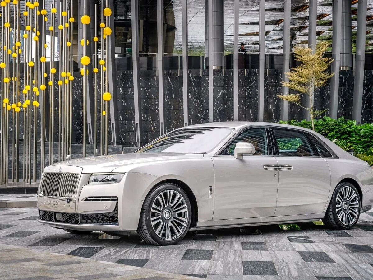 Rolling 2021. Rolls Royce Ghost 2021. Rolls Royce Ghost 2022. Rolls Royce Ghost EWB 2021. Rolls Royce Ghost 2021 белый.