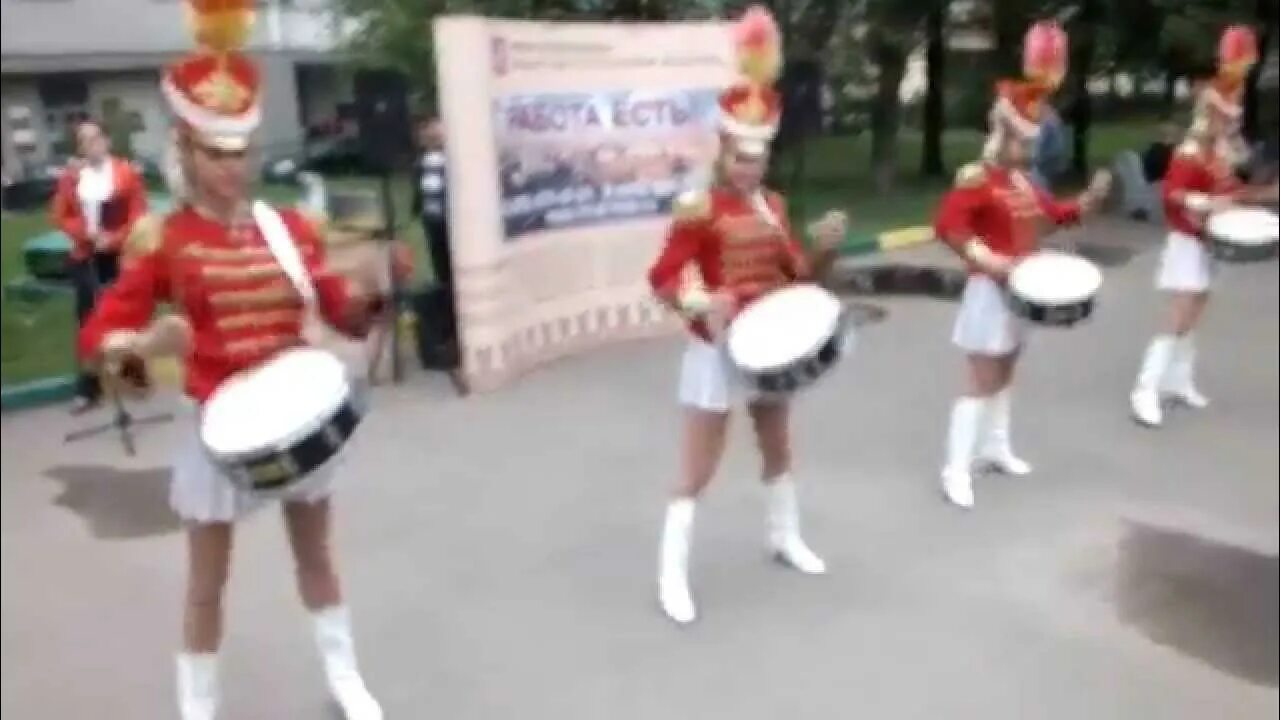 Слушать барабанщиц. Ансамбль барабанщиц москвички. ансамбль золотые эполеты. барабанщицы в коротких юбках на ветру. барабанщицы в коротких юбках лезгинка.