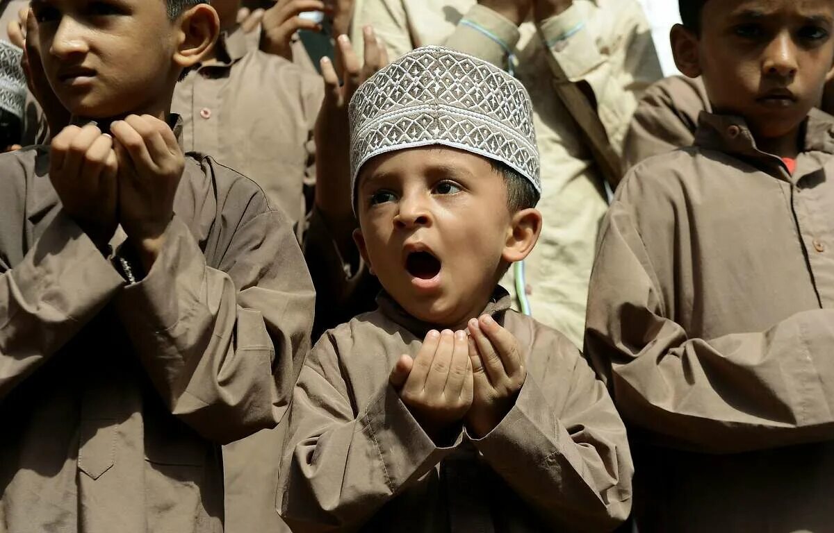 Бедные мусульмане. Мусульманские дети. Мусульмане дети молятся. Улыбка ребенка мусульманина. Мальчик мусульманин.