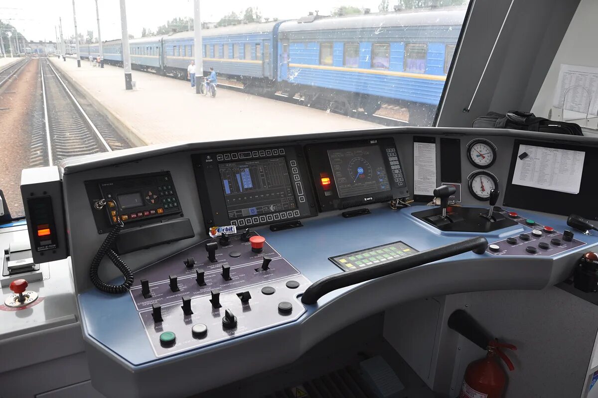 Как называется управляющий поездом. Как называется управляющий поездом. Сапсан кабина машиниста. Как называется управляющий поездом. Сергей константинович ремезов машинист.