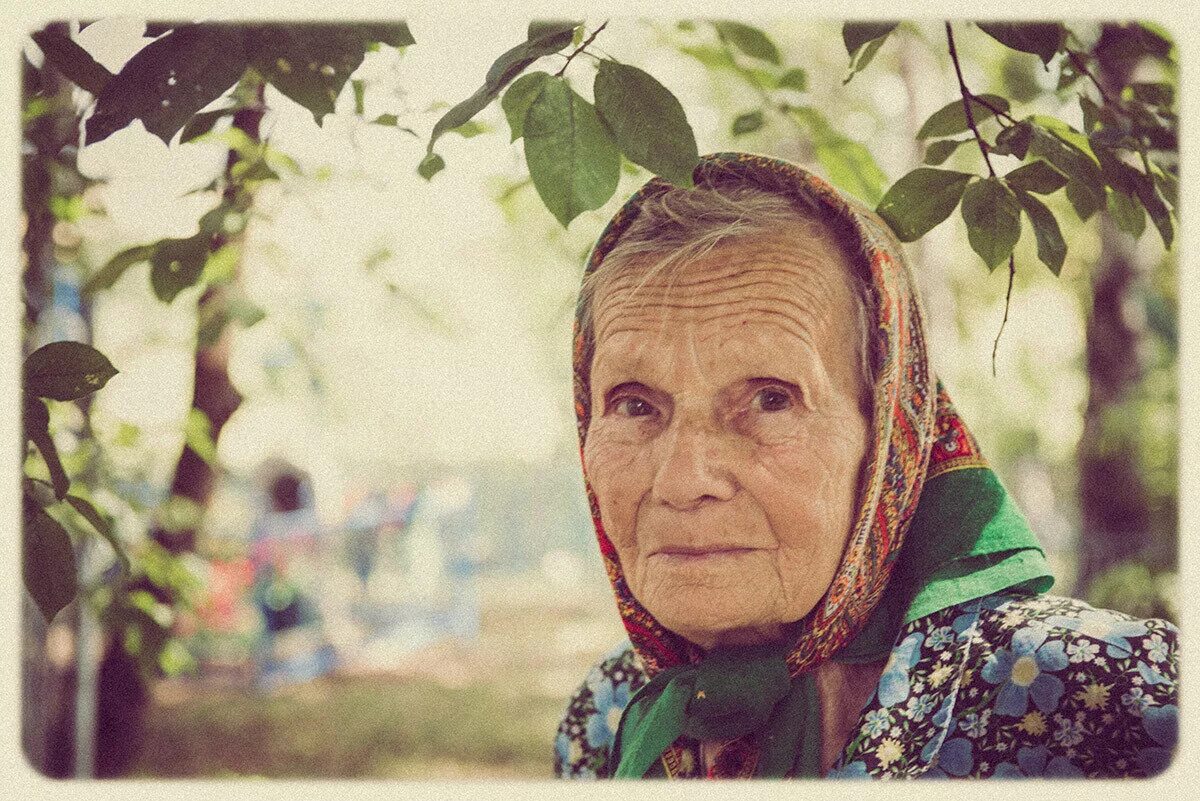 Бабушка форева. Бабушка. Старушка в платке. Пожилая женщина в платочке. Старая женщина в платке.