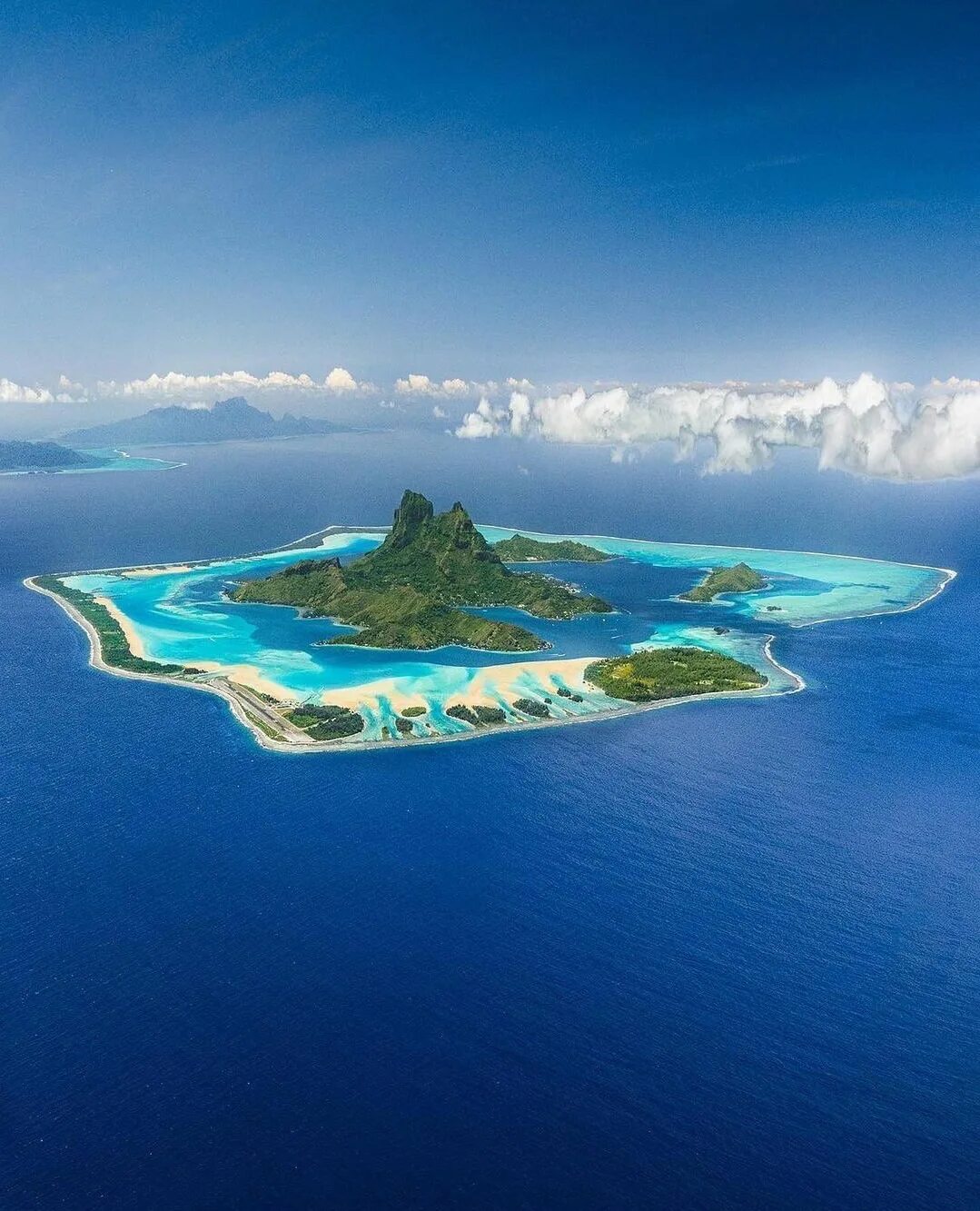 Остров француз. Боро Боро. Бора-Бора остров. Таити остров Бора Бора. Остров Бора-Бора (Bora-Bora).