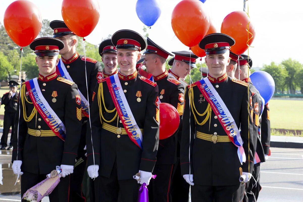 Военные воспитанники суворовского училища. Офицеры Уссурийского СВУ. Суворовское военное училище выпускники суворовских военных училищ. Уссурийское Суворовское военное училище воспитанники. Выпускники кадетского училища.