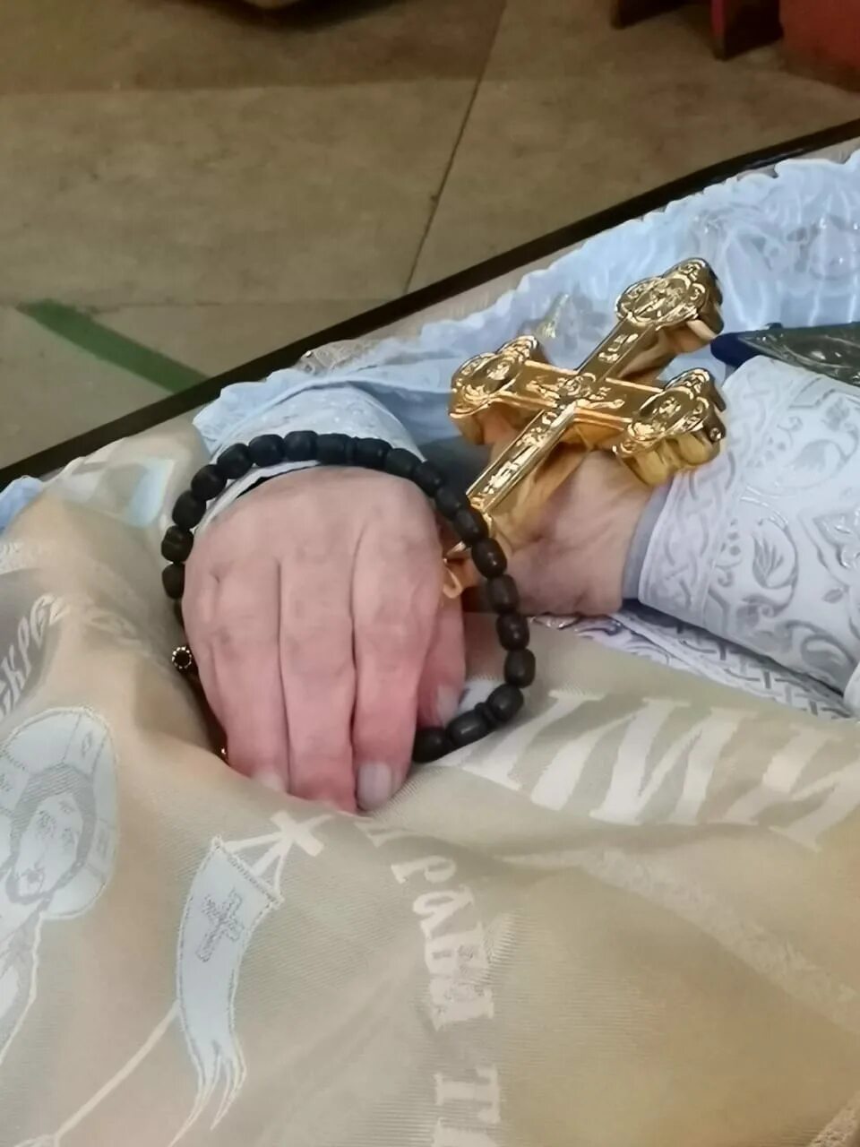 Одевать умершего отца. Отпевание отца николая беляева. погребальный крест в руку усопшего.
