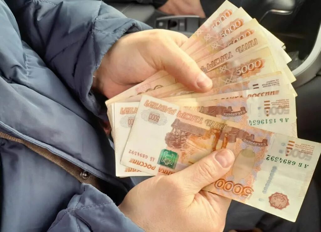 Студент получил гонорар в размере 700