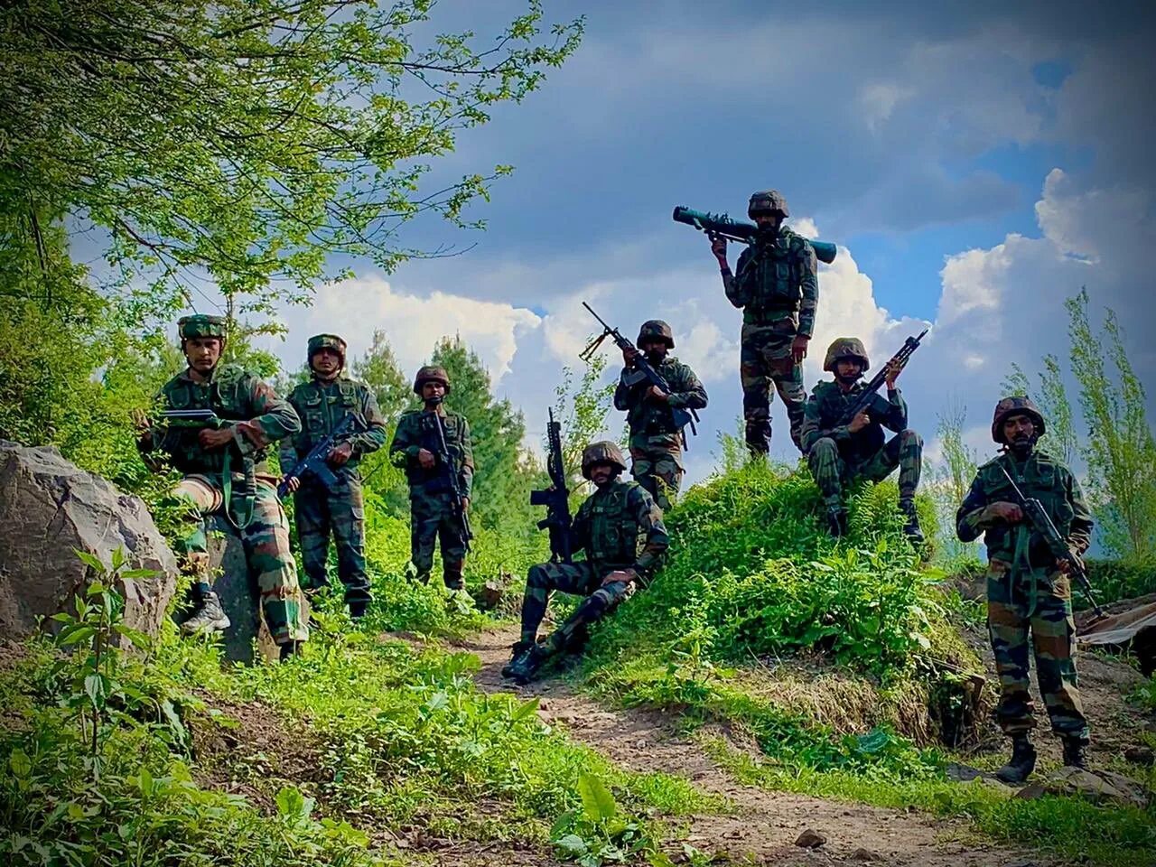 Ис охрана. Пехота ИА. Ukrainie Soldiers Rises Flag on Snake Island. Is guarding.