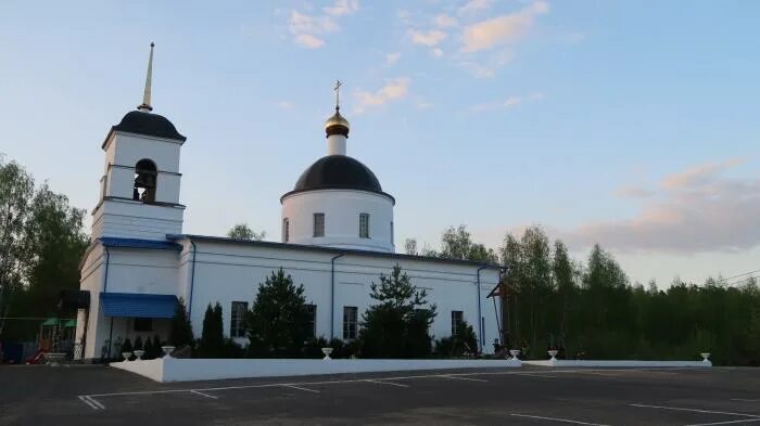 Село зюзино. Зюзино храм Рождества Богородицы. Зюзино Раменский район храм Рождества Пресвятой Богородицы. Село Зюзино Раменский район. Церковь в Зюзино Московская область.