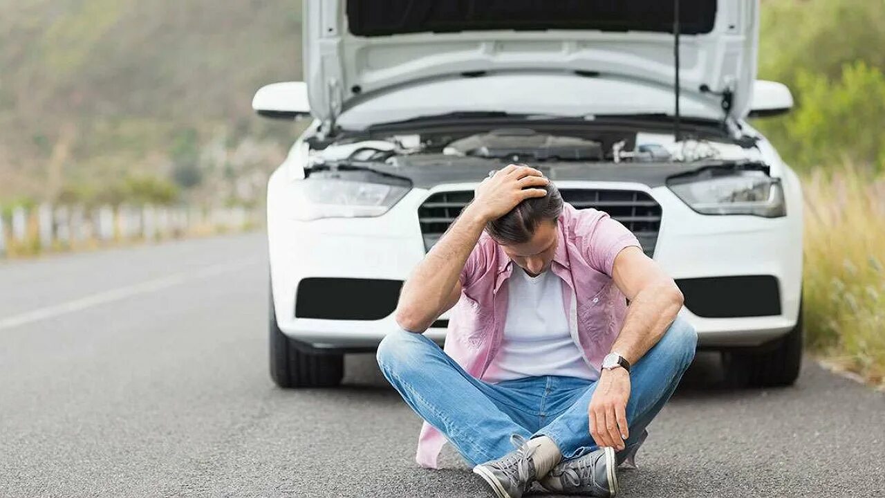 Поломка автомобиля на дороге. Неисправный автомобиль. Машина сломалась. Сломалась машина на дороге.