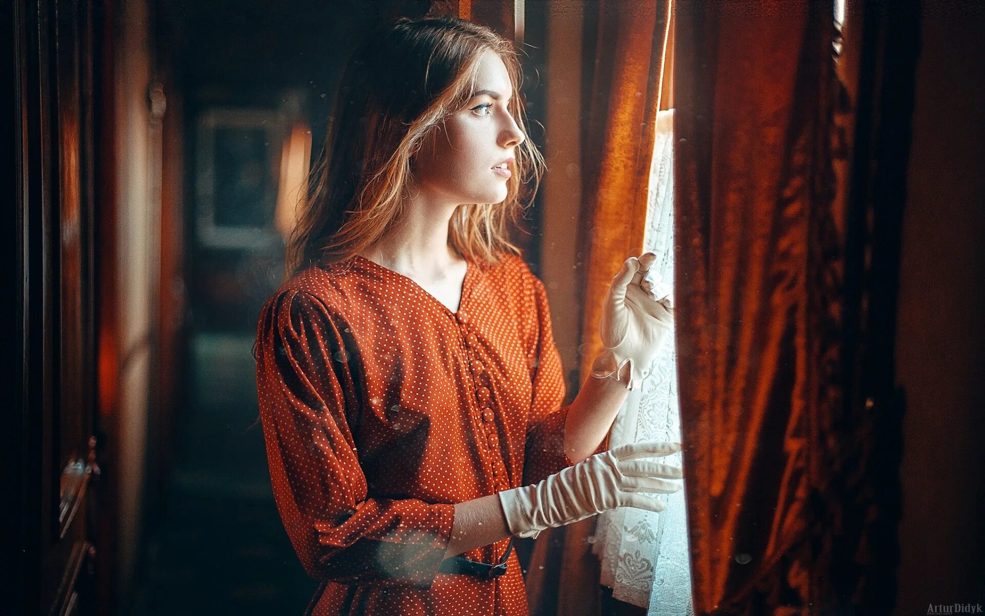 Фотосессия у окна. Фотосессия у окна. Нетфликс сериал женщина в окне. Девушка в окне 2. Девушка в доме у окна.