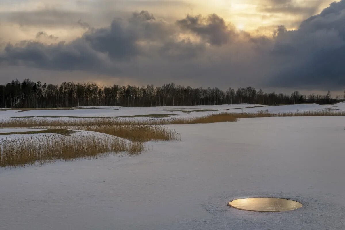 Полыньи на реке что это. Замерзшее ладожское озеро. Полынья на льду на реке. Прорубь во льду. Полынь на льду.