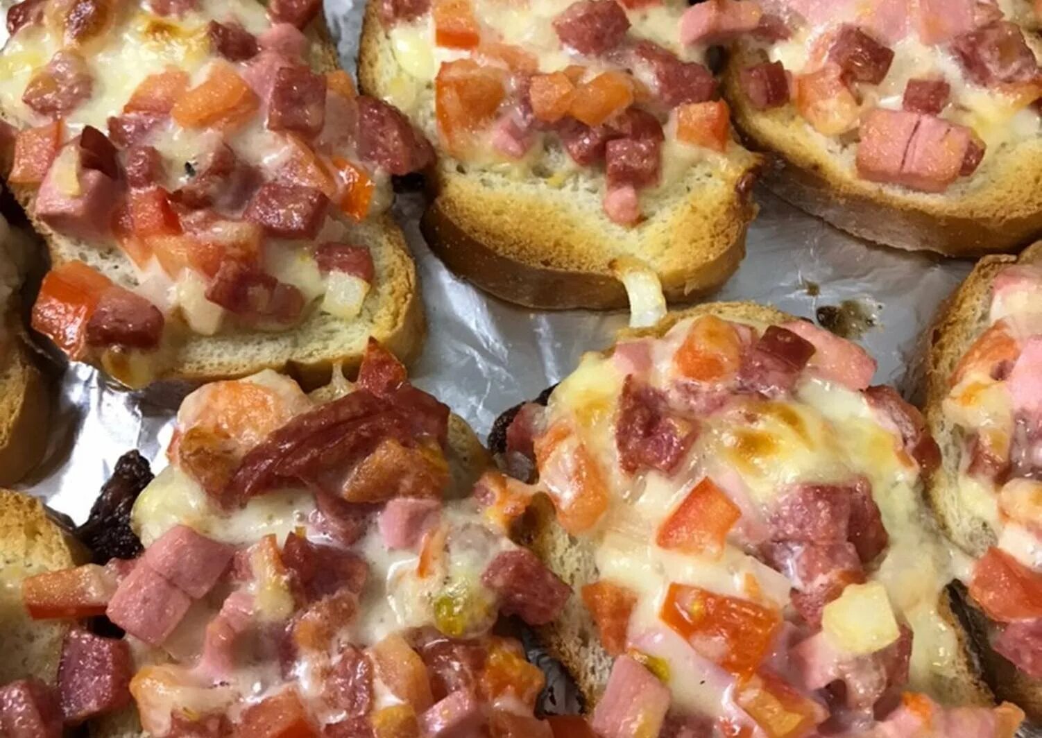 Батон с колбасой и сыром на сковороде. Пицца на батоне. пицца из батона. бутерброды пицца на батоне. мини пицца из батона.