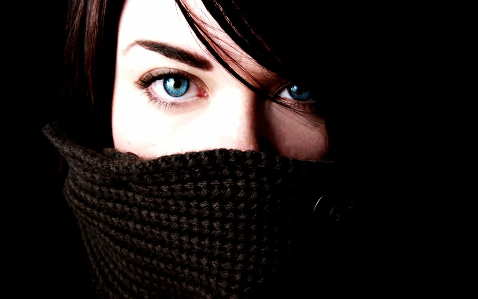 У меня голубые глаза на английском. Красивые женские глаза. Красивые глаза девушки. Девушка в маске с голубыми глазами. Девушка прячет лицо.