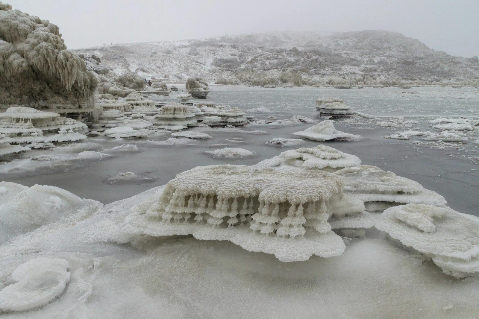 Замерзший берег моря