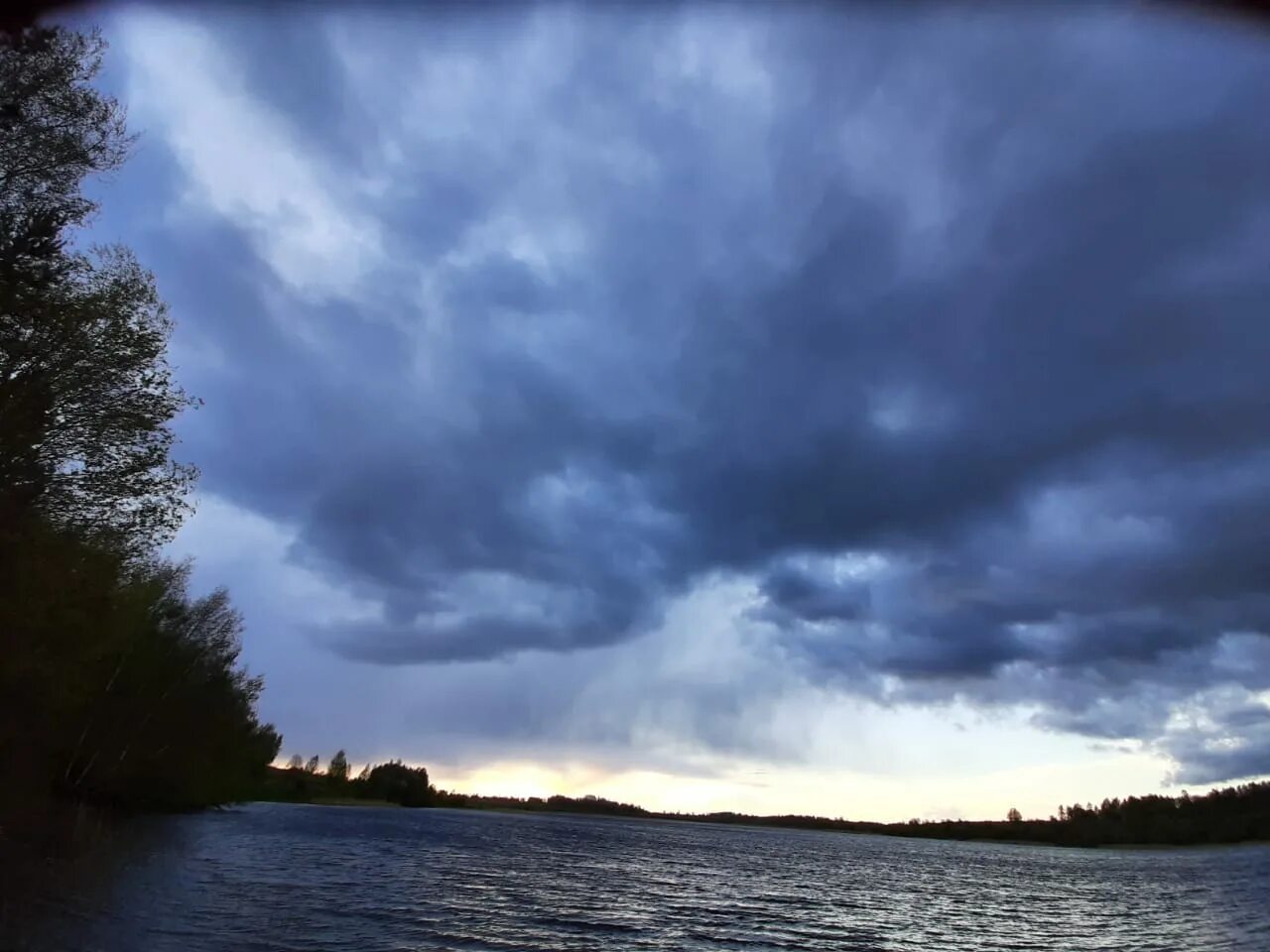 Волга долго песня. Волга река. Течёт река Волга. Волга река затемненная. Дождь на Волге.