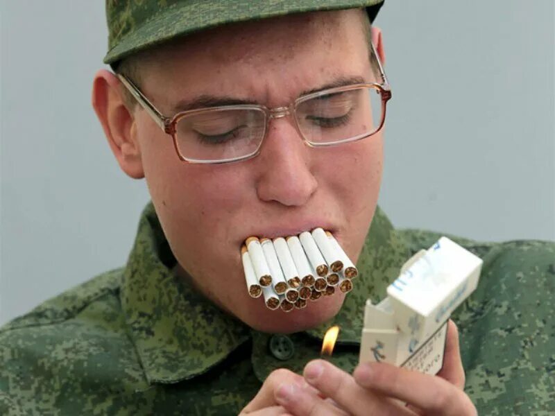 Курят сигареты на улице. Курение военнослужащим на улице. Курение военнослужащих. Наркомания военнослужащих. Курящие люди на остановках.