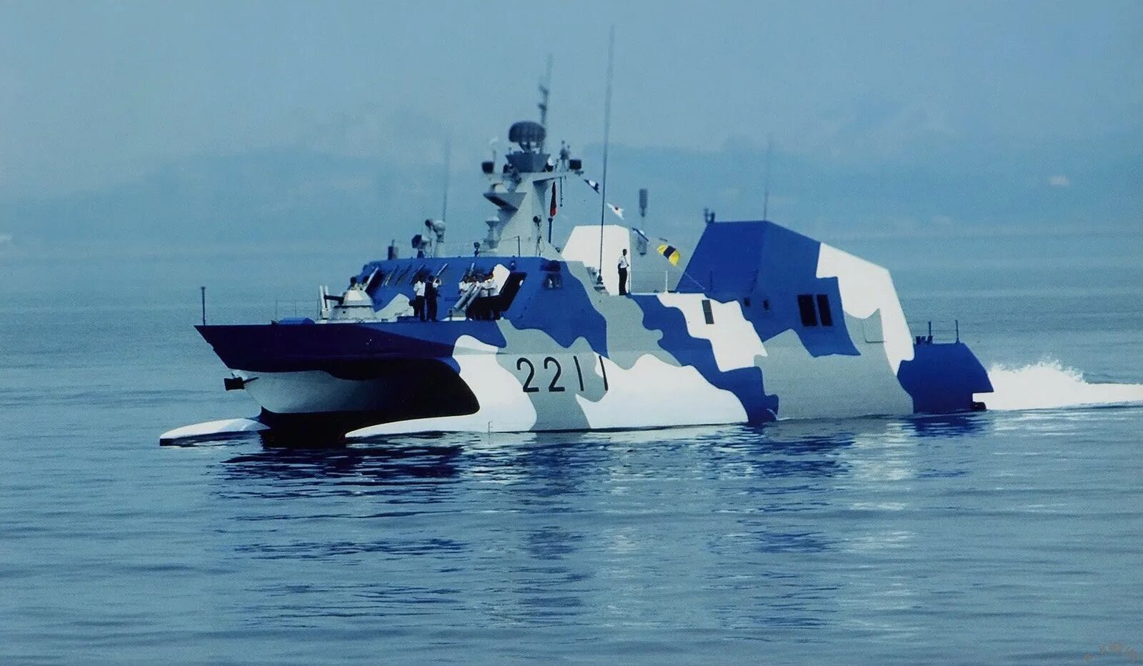 Камуфляж кораблей. Камуфляж военных кораблей. Катер грачонок проекта 21980. Ракетные катера проекта 022 китая. Новые корабли.