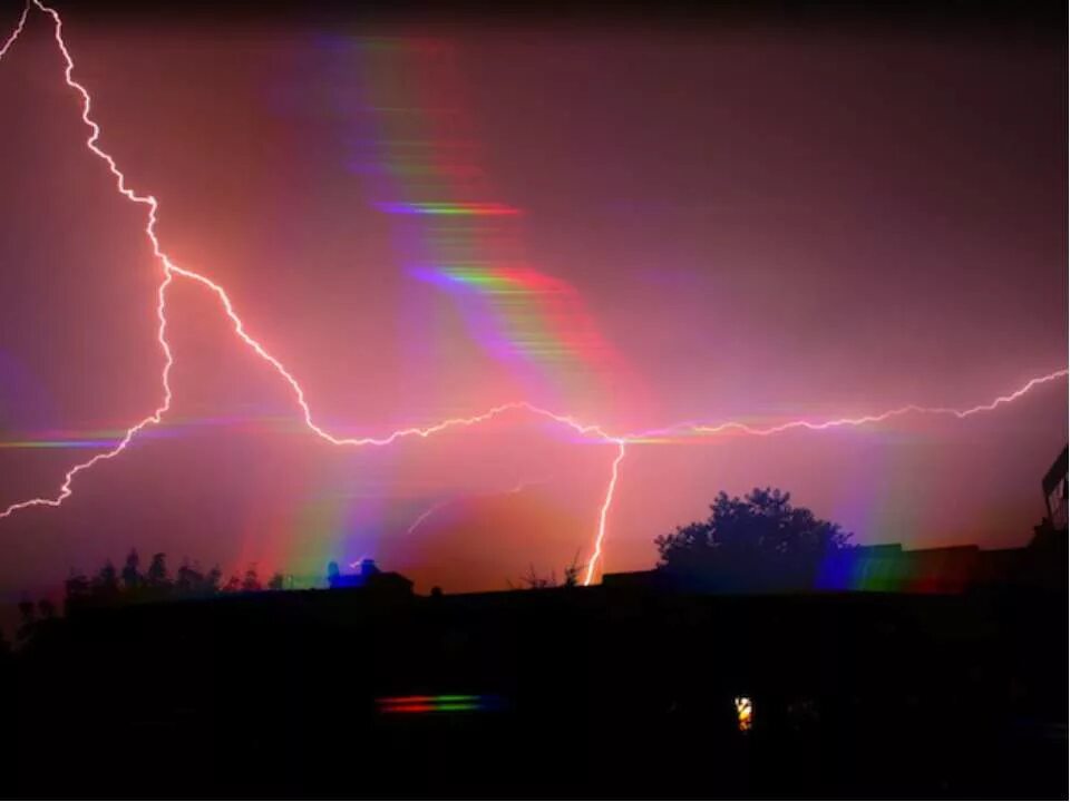 Электрическая молния. Излучение молнии. Молния. Излучение молнии. Электрический разряд молнии.