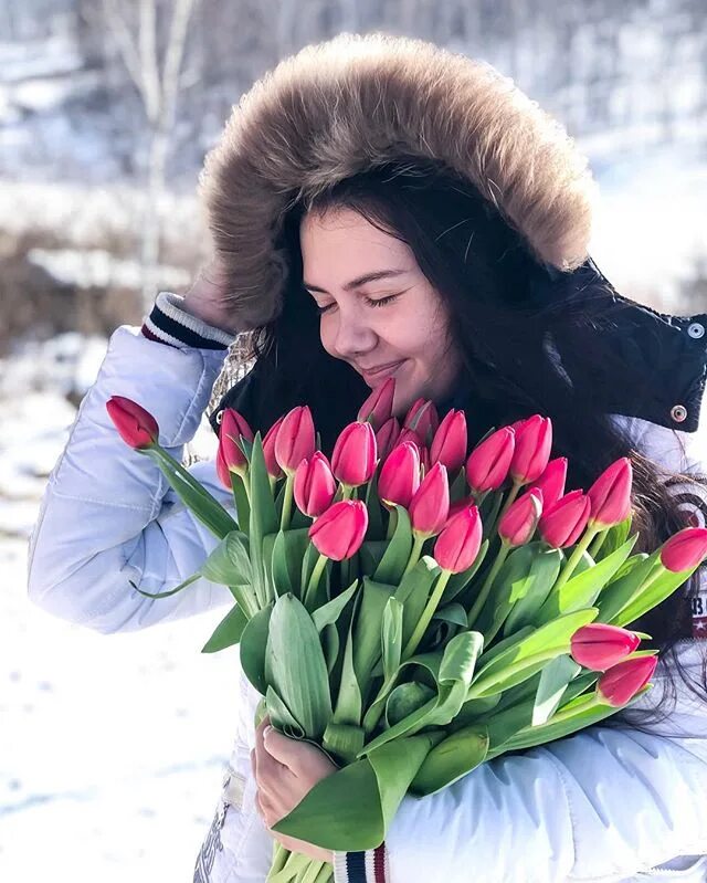 Женщина с букетом тюльпанов. Женщина с тюльпанами. Зимняя фотосессия с тюльпанами. Девушка с букетом зимой.