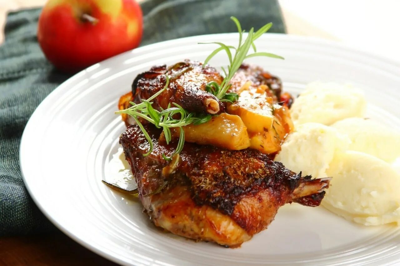 Запеченный гусь. Утка тушеная. Гусь тушеный кусочками. Утка с овощами. Утка с картофелем тушеная.