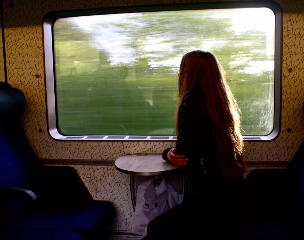 Девушка в поезде у окна. Девушка едет в поезде. Окно поезда. Едем на поезде.