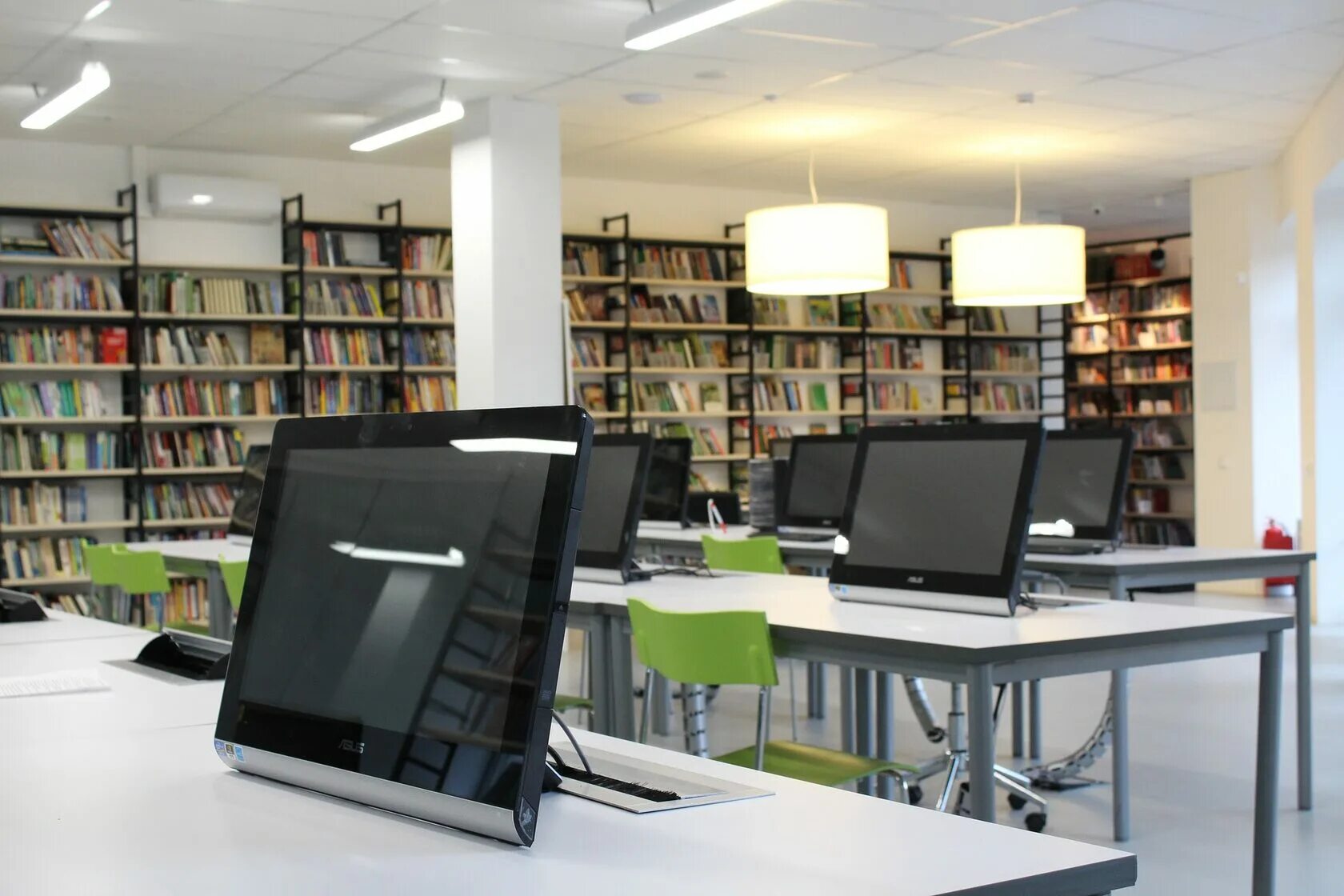 Электронная учебная библиотека. Современная библиотека. Компьютеры в библиотеке. Компьютеры в читальном зале. Медиатека в библиотеке.