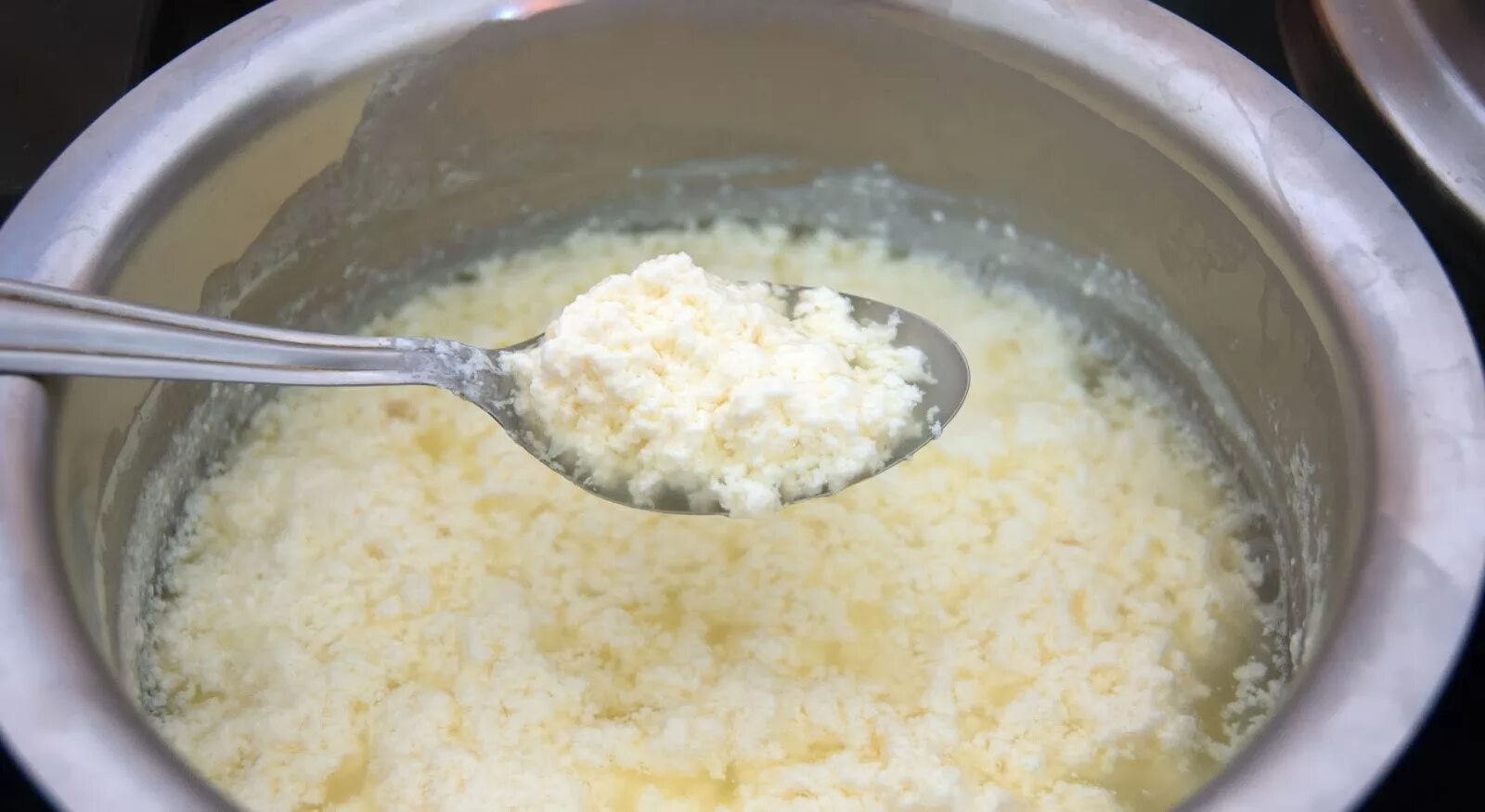 Творожный сыр из кефира. Казеин из молока в домашних условиях. Curdled Milk. Прпстон паниров. Столовая ложка творожного сыра