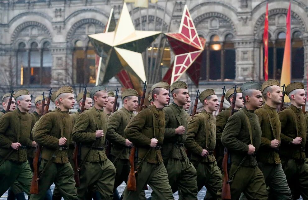 Годы когда проходили парады победы. Парад 7 ноября 2014 года на красной площади. Солдаты маршируют на красной площади. Марш на красной площади. Солдат на площади.