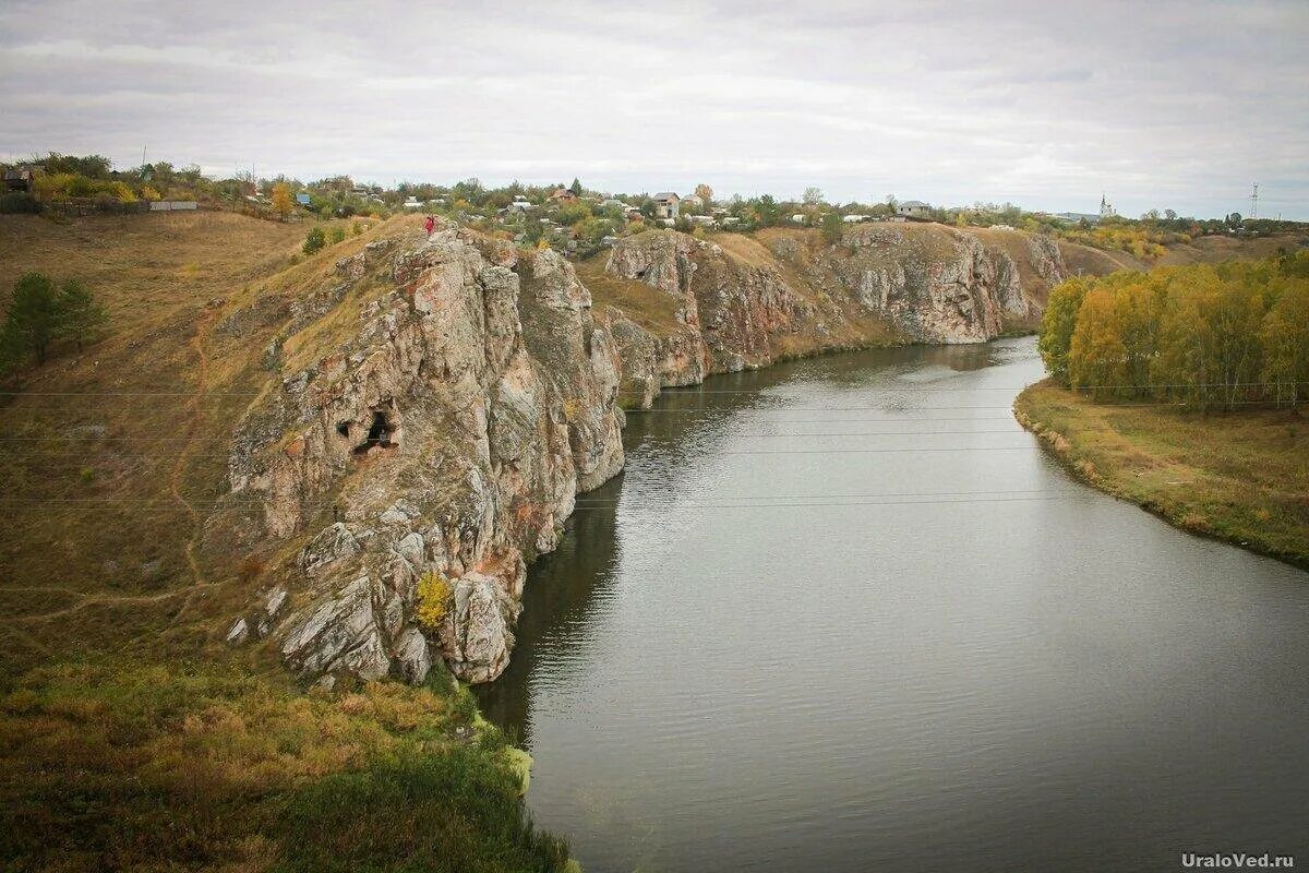 Откуда начало реки исеть. Река Исеть Каменск-Уральский. Скала три пещеры Каменск-Уральский. Исеть Каменск-Уральский .слияние. Каньон реки Исеть Каменск Уральский.