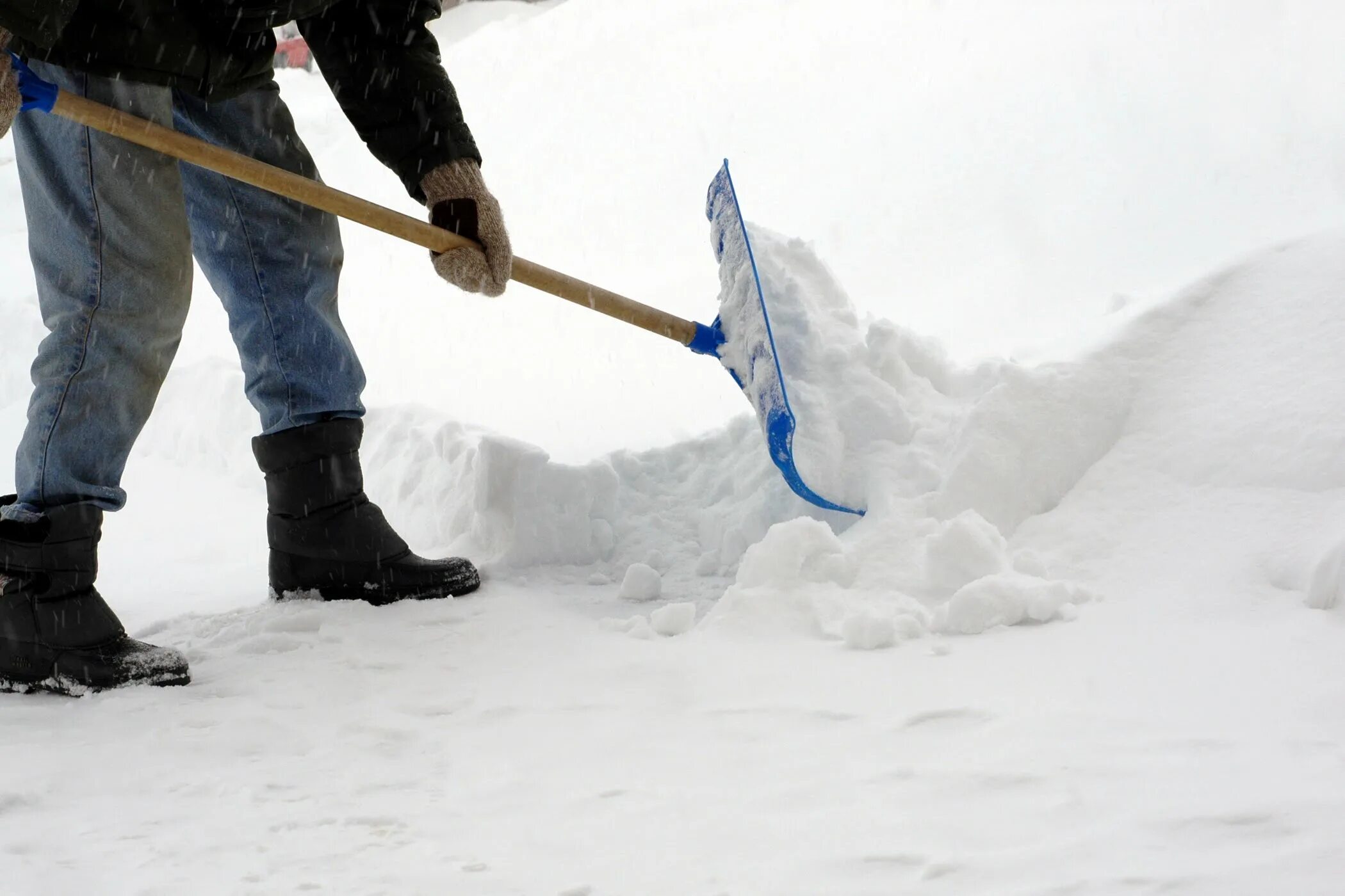 Уборка снега. Лопата для уборки снега. Убирает снег. Уборкака снега. Кидает лопатой
