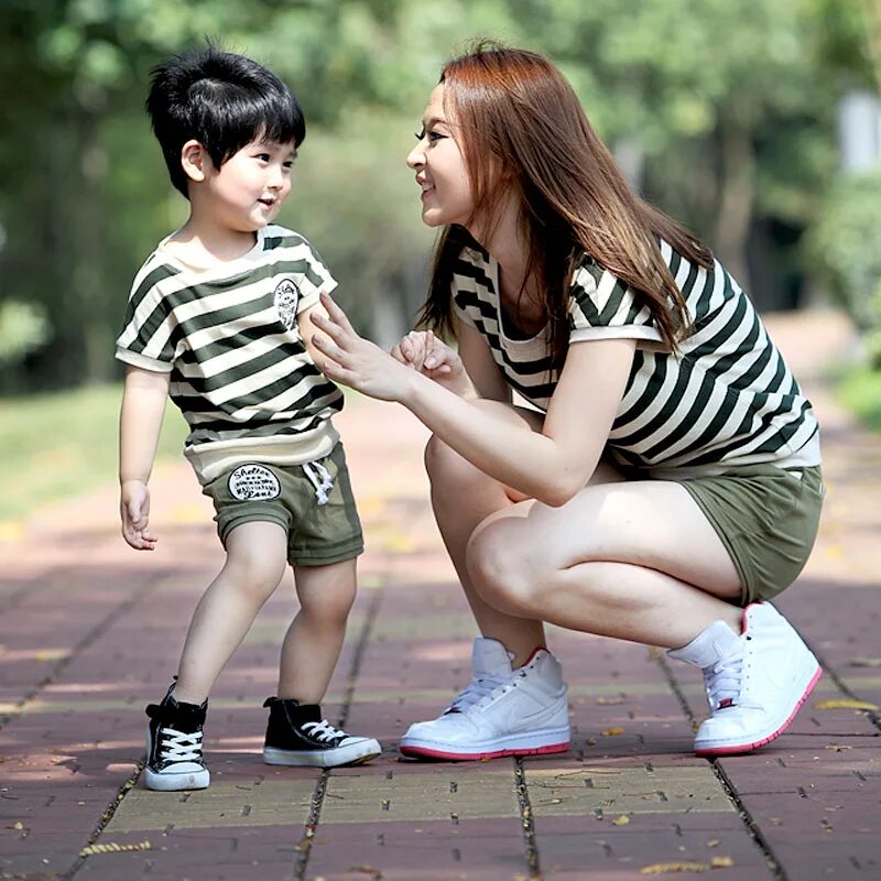 мама и дочь корейцы. мама и ребенок япония. японская мама дочь сын. мамаша япония. японские мамы с молодыми.