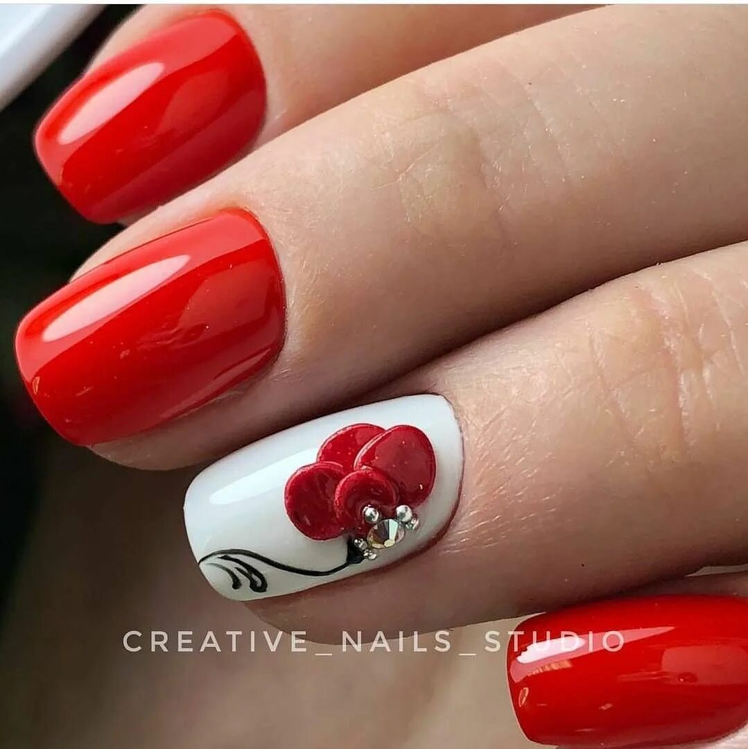 Маникюр красные и белые цветы Suellen Cristina on Instagram: "♥ Unhas Carimbadas ♥ ♥ Esmalte Vult Cereja Flo