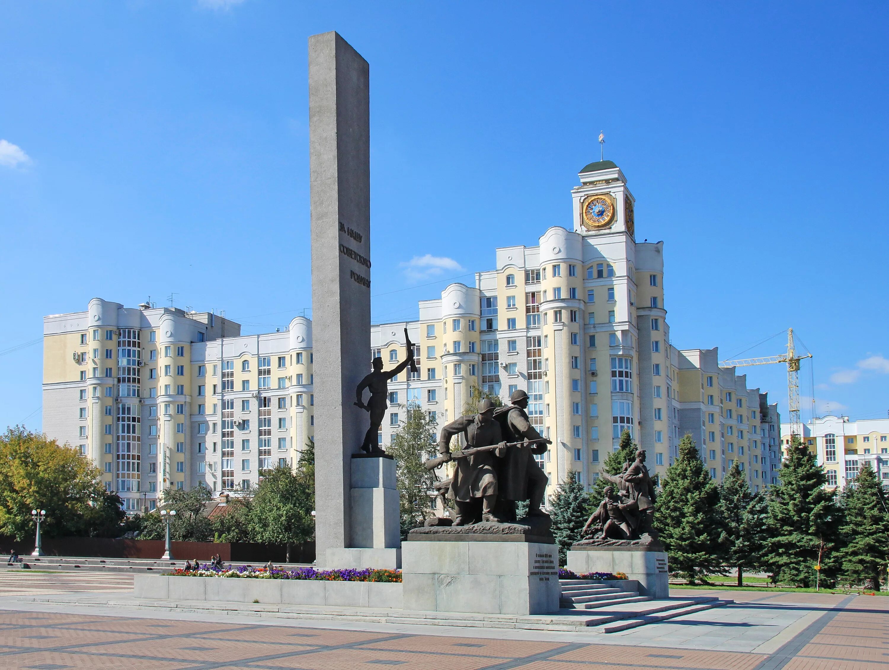 Город брянской. Площадь Партизан Брянск. Памятник на площади Партизан в Брянске. Брянск сейчас площадь Партизан. Брянск площадь Партизан дом с часами.