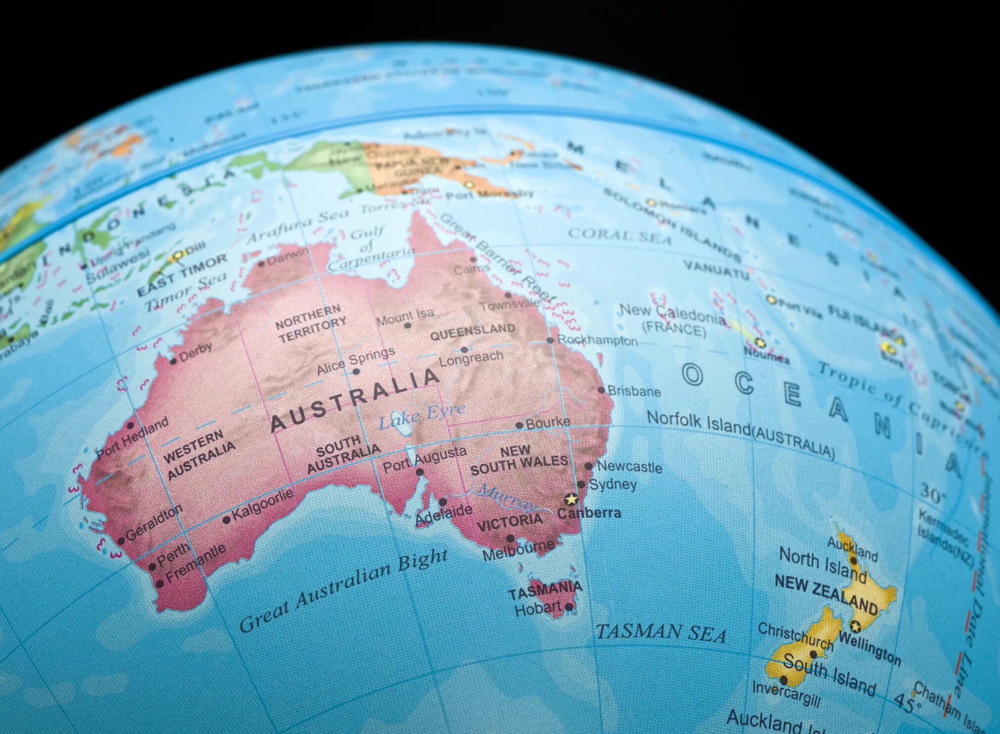 Австралия на глобусе. Новая Зеландия на глобусе. Глобус Австралия и новая Зеландия. Австралия расположена между океанами