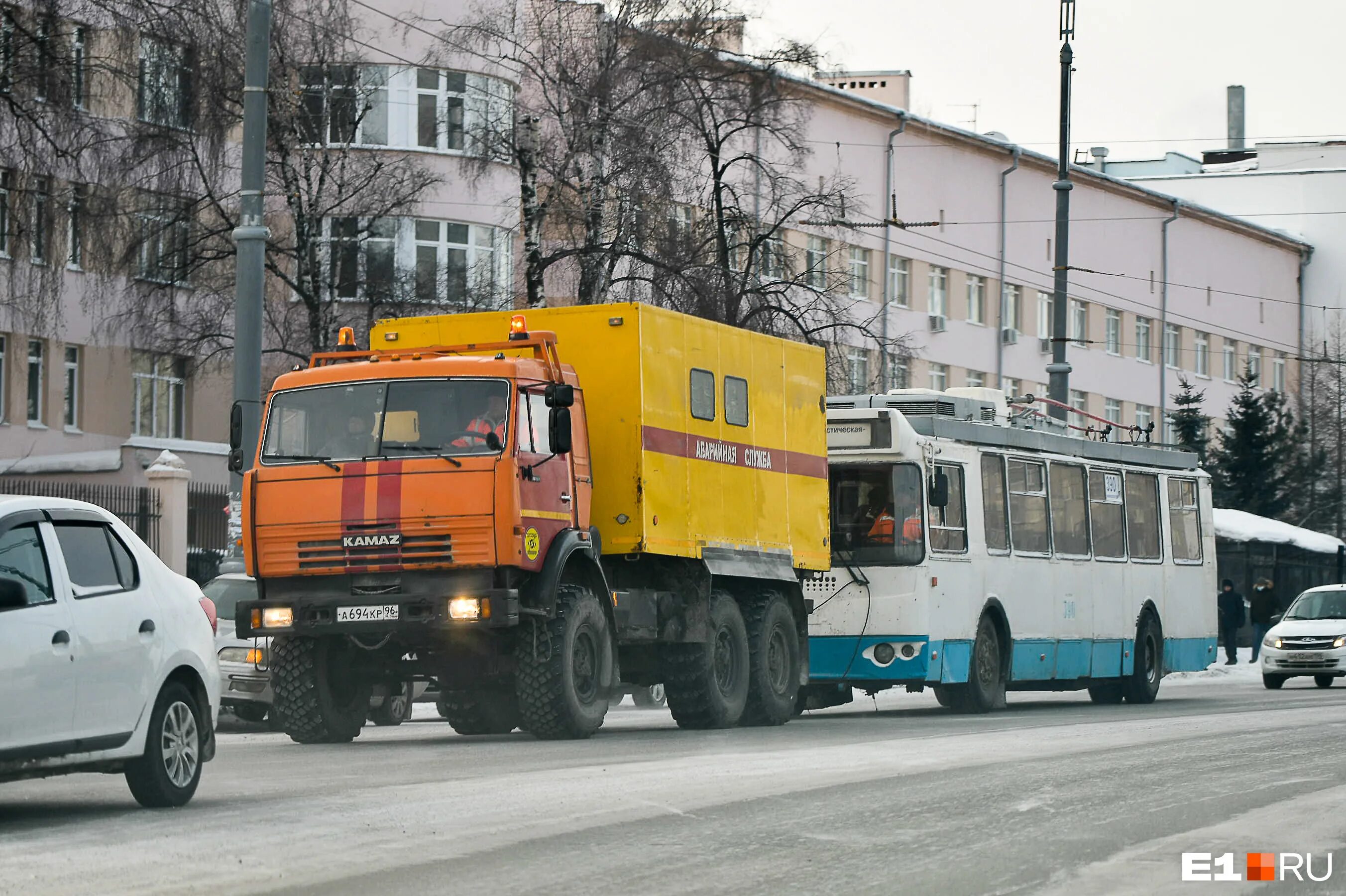 Автомобиль. КАМАЗ тащит автобус. Троллейбус на буксире. Трактора тянут троллейбус в Киеве.