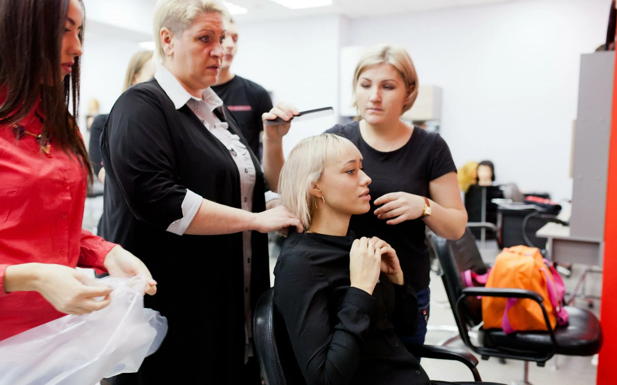 супермен парикмахерская смоленск кирова. стрижка процесс. прически в салоне. парикмахерские рядом со мной отзывы. виктор фролов парикмахер стилист.