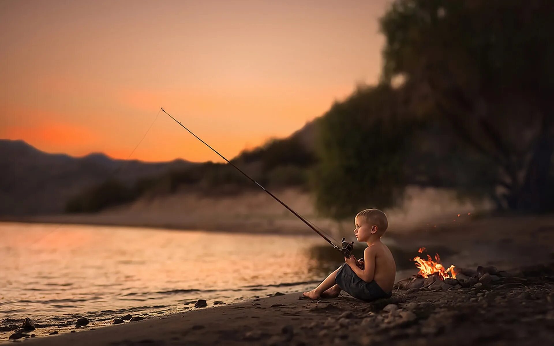 Мальчик Рыбак. Мальчик с удочкой. Озеро с удочкой. Рыбак на берегу.
